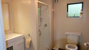 Casa, varias camas | Baño