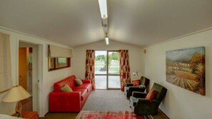 Casa, varias camas | Área de sala de estar | Televisión y reproductor de DVD 