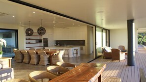 Ferienhaus, Mehrere Betten, Strandblick (Nikao Luxury Villa) | Essbereich im Zimmer