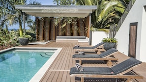 Maison, plusieurs lits, vue plage (Nikao Luxury Villa) | Solarium