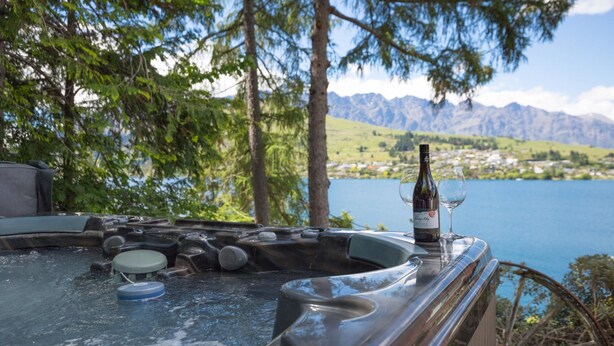 House, Multiple Beds (Lakehouse Lakefront) | Outdoor spa tub - Lakehouse Lakefront (Queenstown)