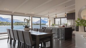 Casa, varias camas (Lakehouse Lakefront) | Servicio a la habitación