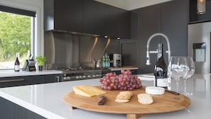 Casa, várias camas (Lakehouse Lakefront) | Cozinha privada | Micro-ondas, fogão, chaleira elétrica, torradeira