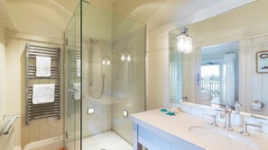 Habitación, varias camas (Morning Tide Villa) | Baño | Amenidades de baño gratuitas, secadora de cabello, toallas, jabón 