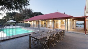 Zimmer, Mehrere Betten (Morning Tide Villa) | Speisen im Freien