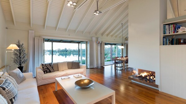 Huone, useita sänkyjä (Morning Tide Villa) | Oleskelualue | Televisio, takka, DVD-soitin, pöytäjalkapallopöytä