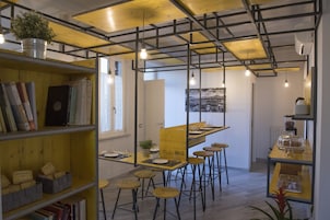 Una cocina moderna con estantes de madera, una barra y taburetes.