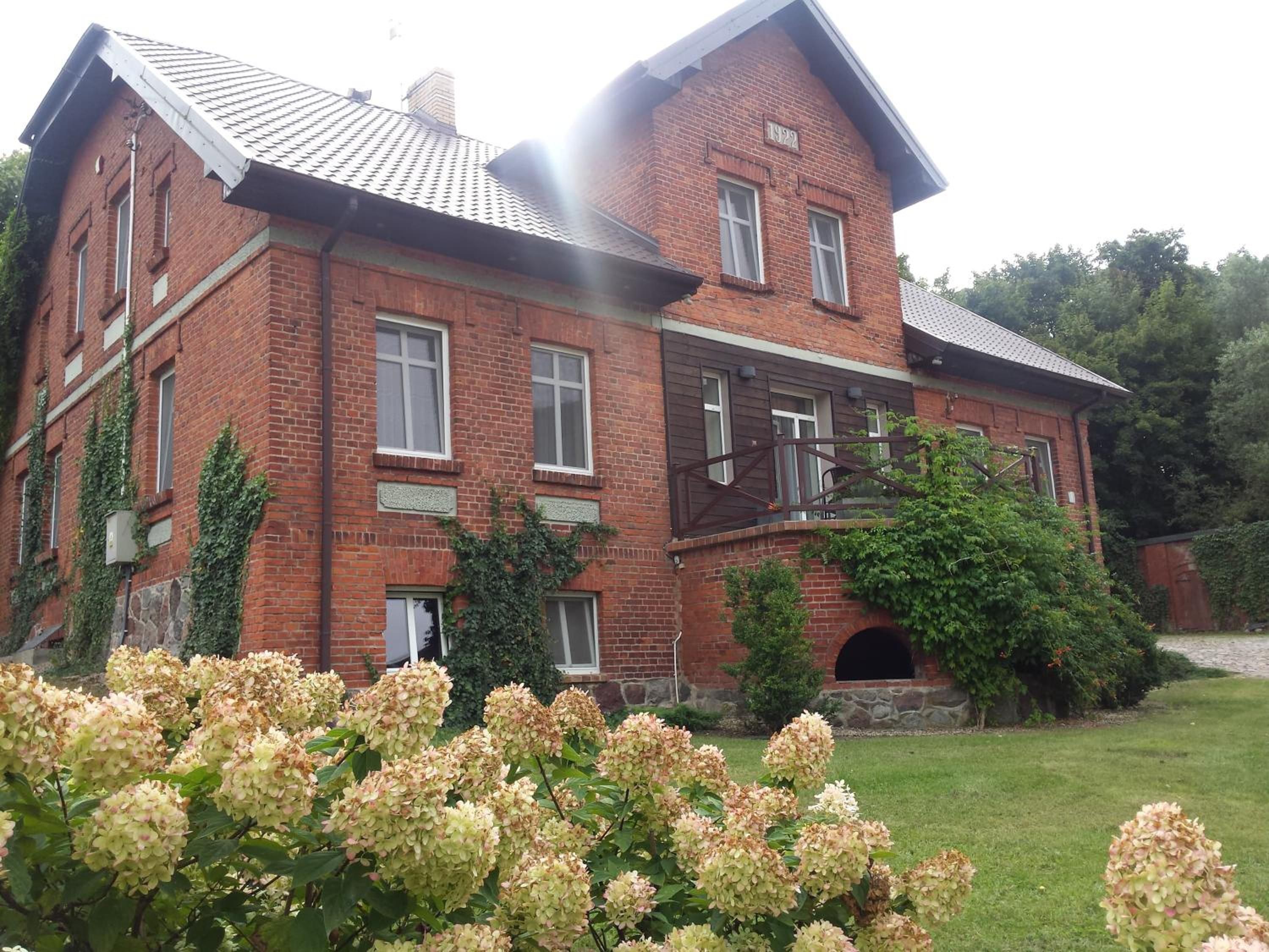 Ein großes Backsteingebäude mit zahlreichen Fenstern und einem markanten Eingang.