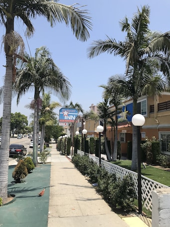 Front of property. Starlight Inn La Brea