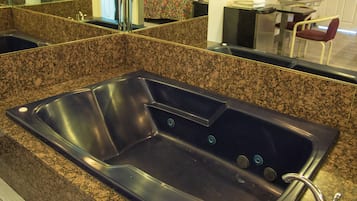 Habitación, 1 cama de matrimonio grande, no fumadores, bañera de hidromasaje | Baño | Artículos de higiene personal gratuitos y toallas