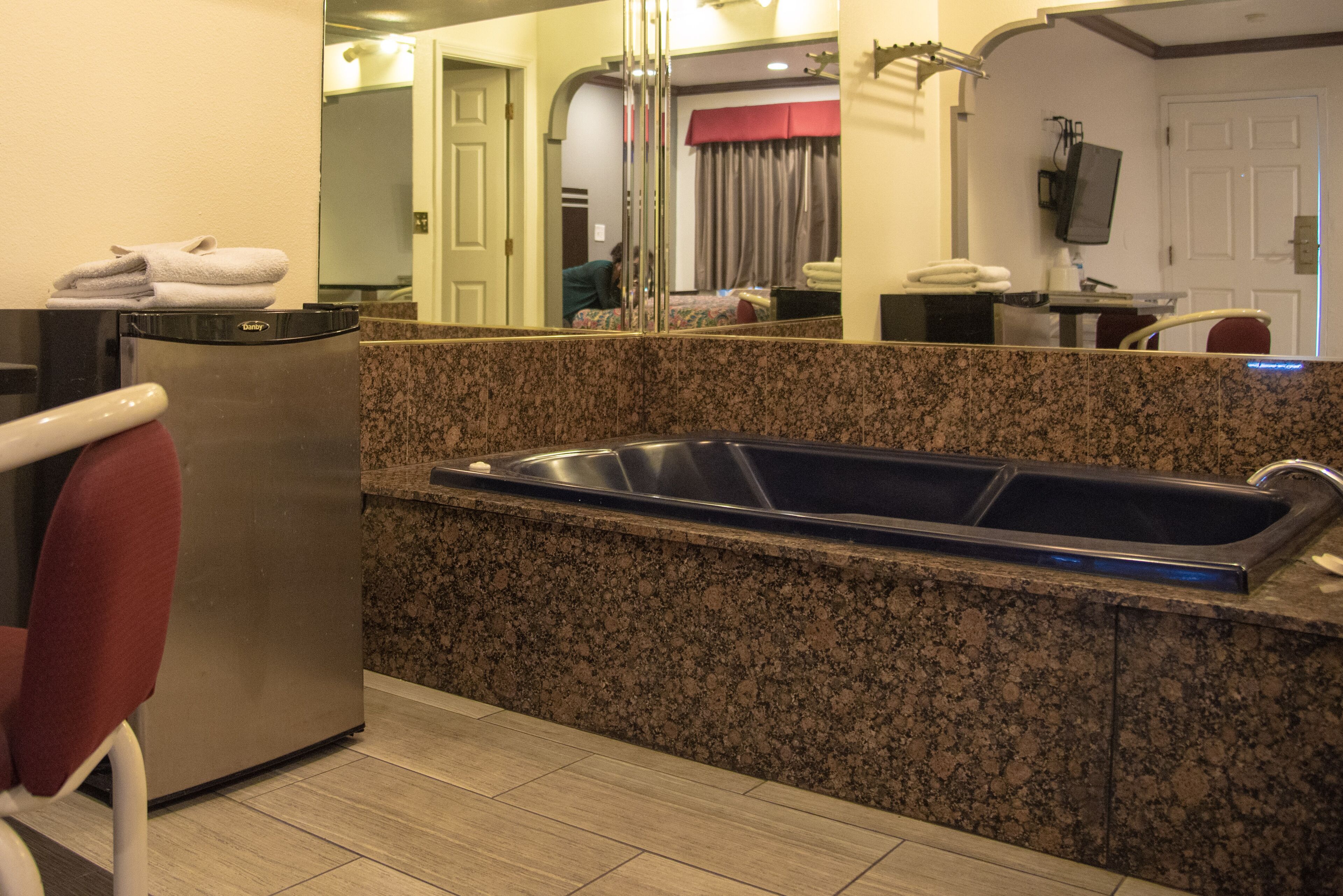 客房, 1 張特大雙人床, 非吸煙房, 按摩浴缸 | 浴室 | 免費盥洗用品、毛巾