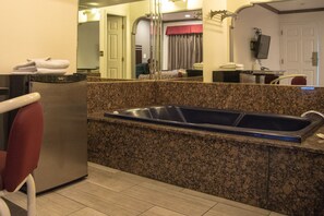 Habitación, 1 cama King size, para no fumadores, hidromasaje | Baño | Amenidades de baño gratuitas y toallas