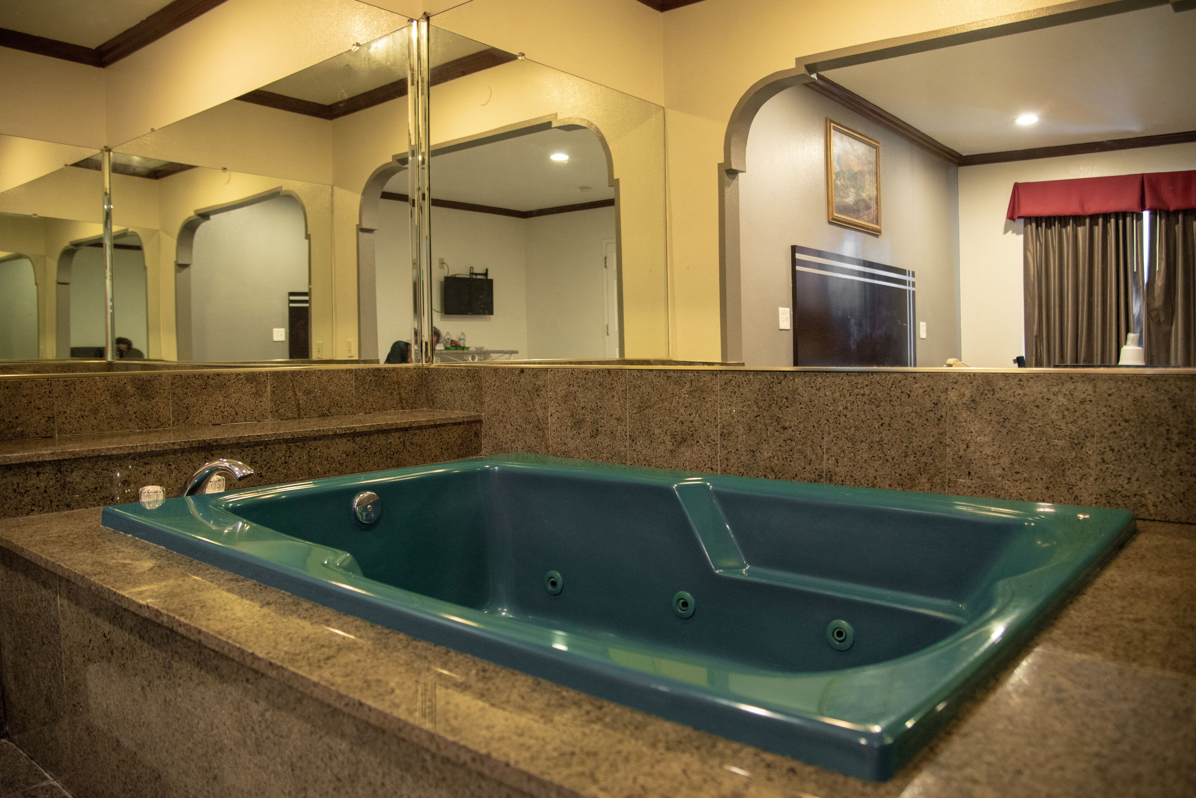 Habitación, 1 cama de matrimonio grande, fumadores, bañera de hidromasaje | Cortinas opacas, tabla de planchar con plancha, wifi gratis