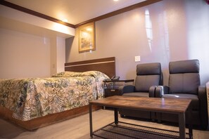 Habitación, 1 cama de matrimonio grande, fumadores | Cortinas opacas, tabla de planchar con plancha, wifi gratis