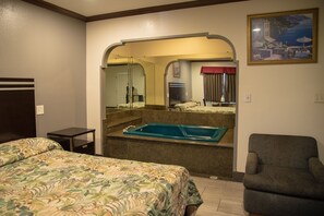 Habitación, 1 cama de matrimonio grande, fumadores, bañera de hidromasaje | Cortinas opacas, tabla de planchar con plancha, wifi gratis