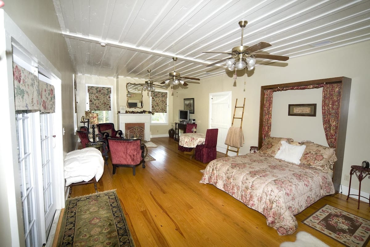 Habitación superior, 1 cama de matrimonio con sofá cama, accesible para personas con discapacidad | Tabla de planchar con plancha, wifi gratis, decoración individual