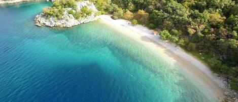 Playa en los alrededores y toallas de playa