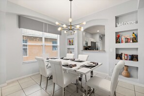 Dining - ✦ 3mi to Disney ✦ A/C Movie Theater & Games ✦ South Pool & Spa ✦ 4 King Masters (Kissimmee)