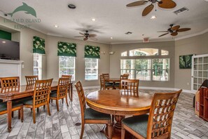 Dining - ✦ 3mi to Disney ✦ A/C Movie Theater & Games ✦ South Pool & Spa ✦ 4 King Masters (Kissimmee)