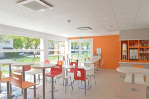 Daily buffet breakfast (EUR 6.90 per person) - Premiere Classe Reims Nord - Betheny (Reims)