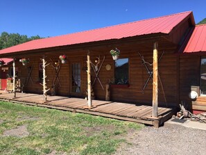 Cabin 2- Big Horn | Egyptian cotton sheets, premium bedding, WiFi (free), bed sheets - Kiser Creek Cabins (Cedaredge)