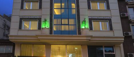 施設の正面 (日没後)