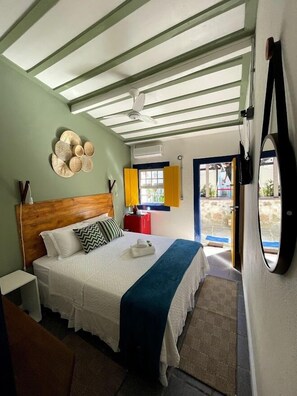 トラディショナル ダブルルーム クイーンベッド 1 台 禁煙 | 高級寝具、WiFi (無料)、ベッドシーツ