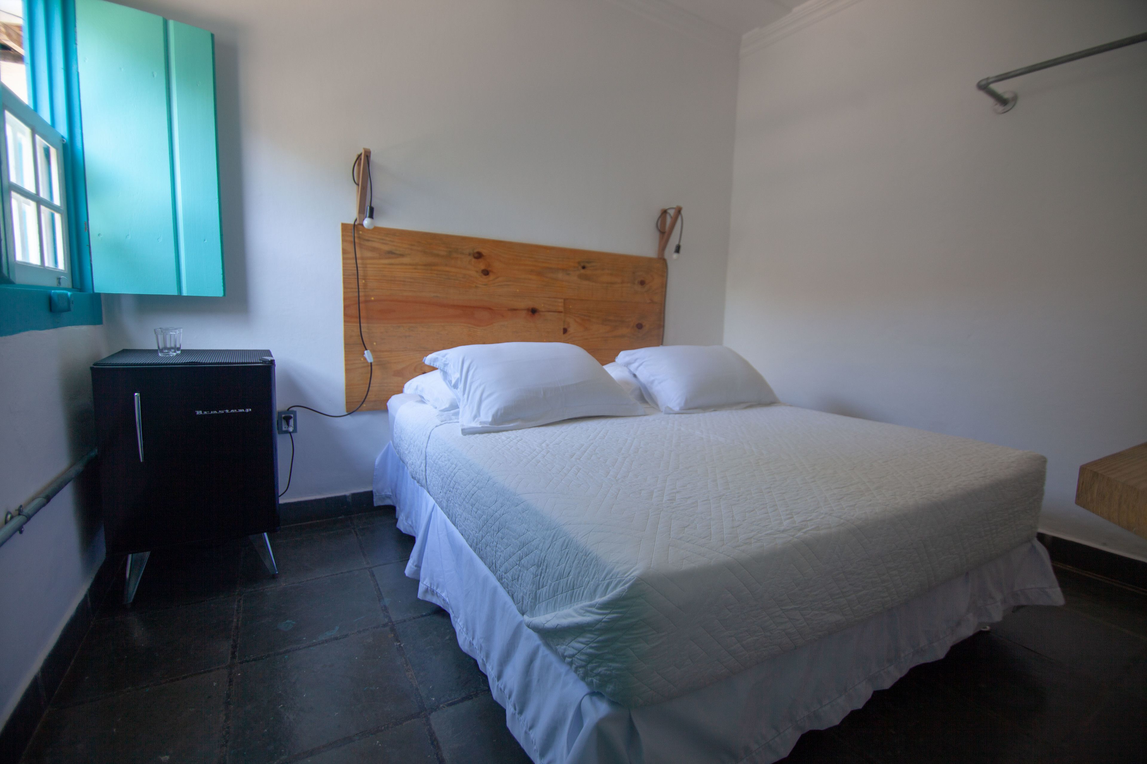 エコノミー ダブルルーム クイーンベッド 1 台 禁煙 | 高級寝具、WiFi (無料)、ベッドシーツ