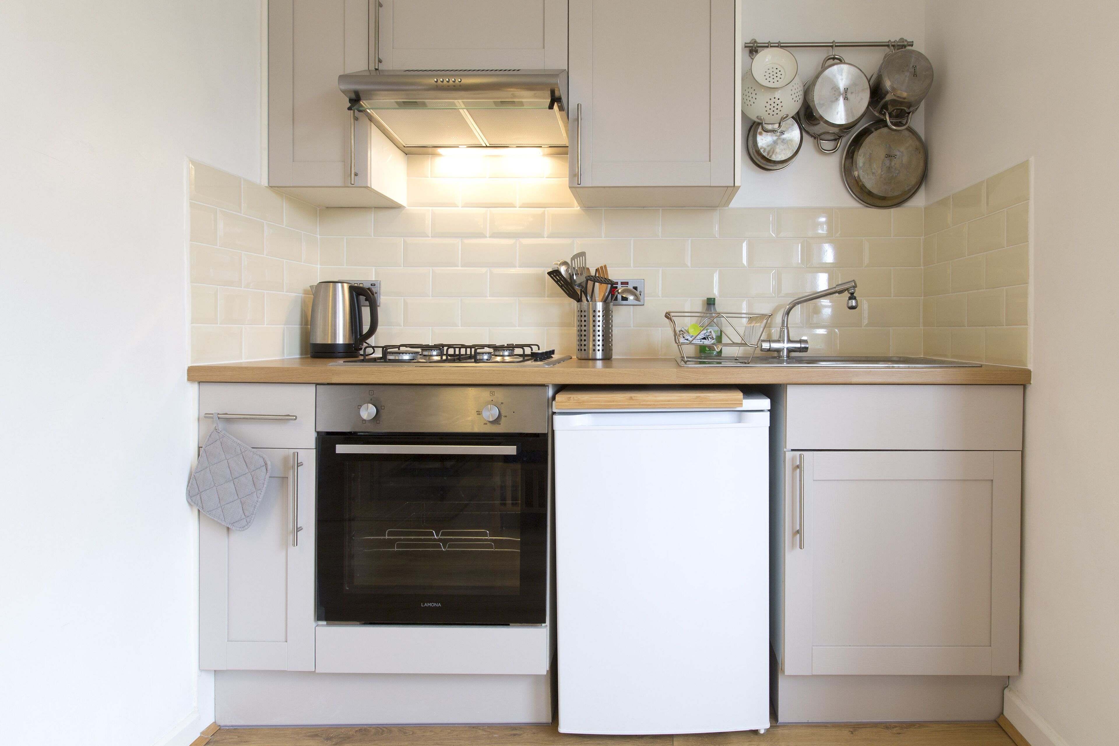 Fridge, oven, stovetop, electric kettle