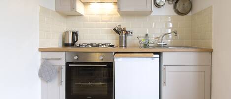 Fridge, oven, stovetop, electric kettle