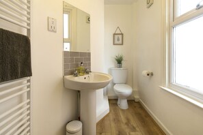 Dusche, Haartrockner, Handtücher, Toilettenpapier
