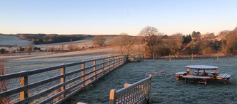 ヘルムズリー近くの田園地帯にあるログバーナー付きの2ベッドルームの歴史的なコテージ