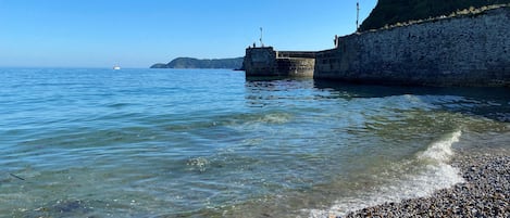 Una spiaggia nelle vicinanze