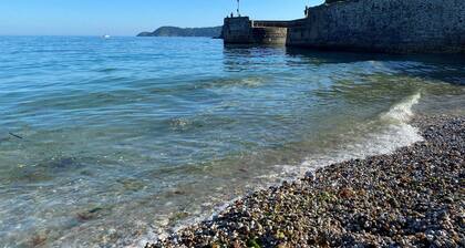 Carole's Cottage - Private Parking, Sea Views, Garden & Close To Harbour & Beach