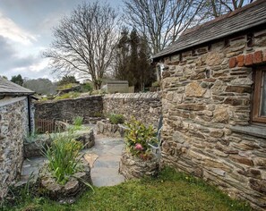 Property grounds - Carole's Cottage - Private Parking, Sea Views, Garden & Close To Harbour & Beach (st austell)