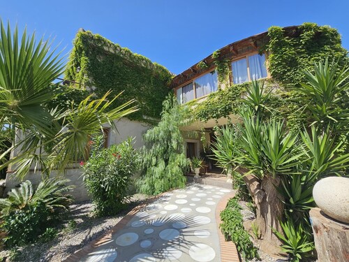 Beautiful house with pool, garden and wifi