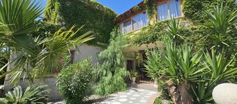 Beautiful house with pool, garden and wifi