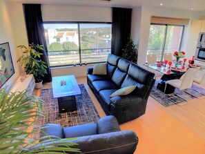 Una televisión, servicios de streaming