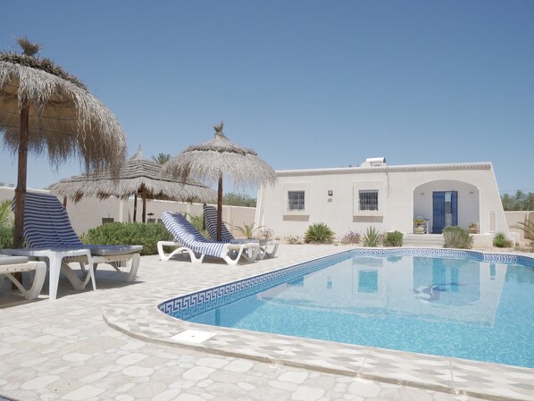 Outdoor pool - Relax in the comfort of Dar Elyas: our villa with swimming pool in Djerba! (Mezraya)