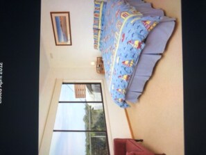 3 bedrooms, iron/ironing board, bed sheets - house to rent with sea view and a nice garden quite area (Blairgowrie)