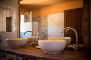 Hair dryer, towels, toilet paper - Tuscan-Umbrian retreat at Podere Umbro (citta della pieve)