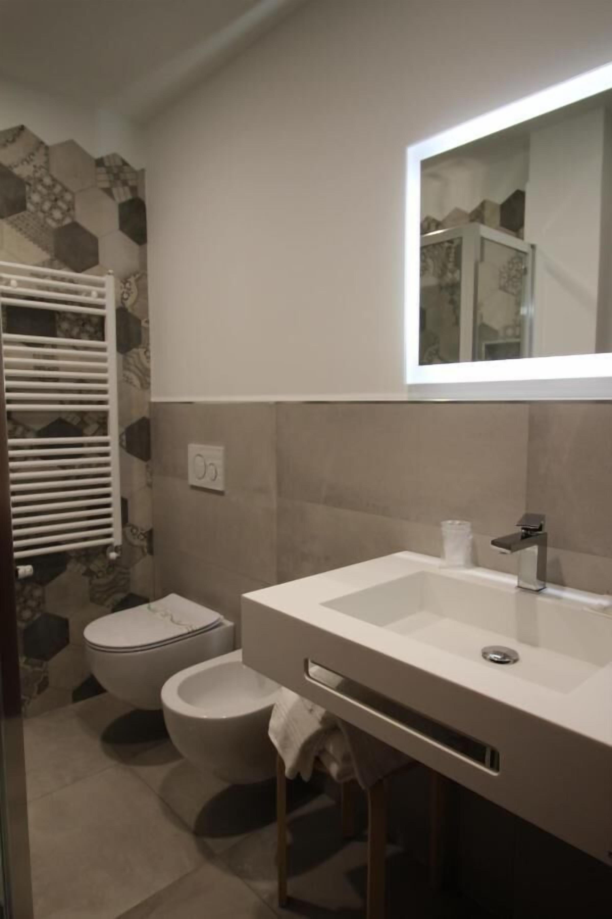 Hårtork och handdukar