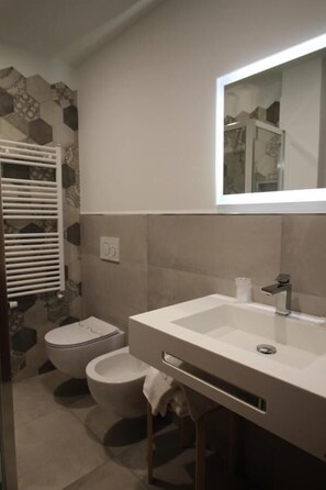 Hårføner og håndklær