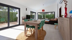 Una cocina moderna con comedor, ventanas amplias y vistas al exterior.