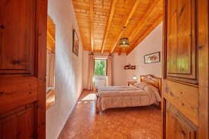3 habitaciones, tabla de planchar con plancha y cuna de viaje
