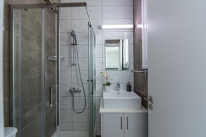 Dusche, Haartrockner, Handtücher
