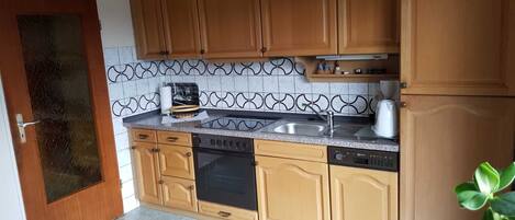 Refrigerador, horno, lavavajillas y cafetera y tetera