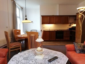 TV - Holiday apartment Timmermann, Garden side - Ferienwohnungen Timmermann, 25128 (Bunde)