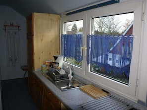 Køleskab, mikrobølgeovn, ovn, kaffe-/temaskine