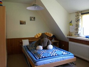 2 عدّة غرف نوم ومكواة/لوح كي وسرير سفر وواي فاي